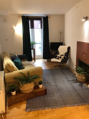 TV, DVD player - A lovely one-bed apartment in a quiet courtyard just off the Grassmarket. Sleeps 2. (Edinburgh)