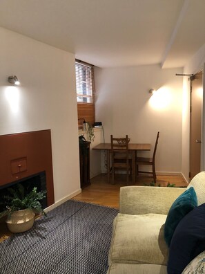 TV, DVD player - A lovely one-bed apartment in a quiet courtyard just off the Grassmarket. Sleeps 2. (Edinburgh)