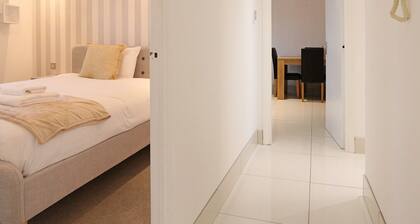 Modern two-bedroom apartment with excellent transport links to the city centre and beyond. Sleeps 4.