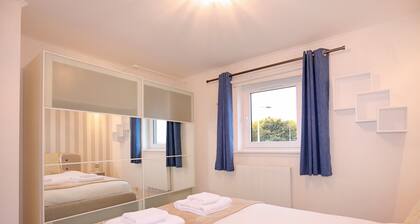 Modern two-bedroom apartment with excellent transport links to the city centre and beyond. Sleeps 4.