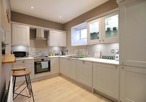 Kühlschrank, Mikrowelle, Ofen, Geschirrspüler