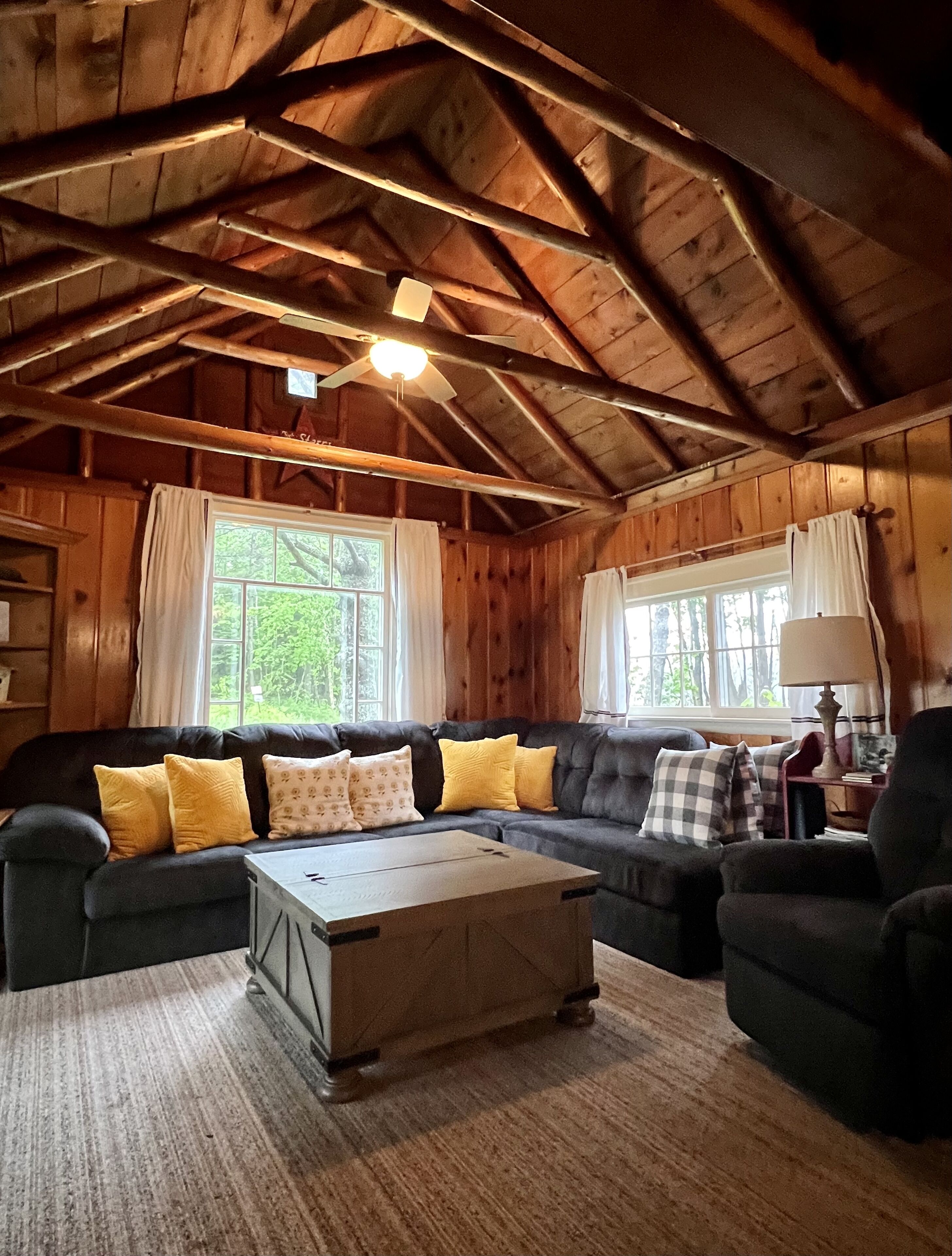 TV, peis, bøker og stereoanlegg