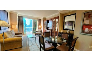 Een smart-tv en boeken