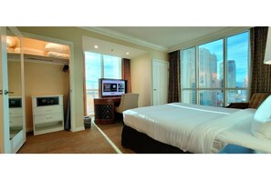 1 slaapkamer, een kluis op de kamer, een bureau, geluiddichte muren