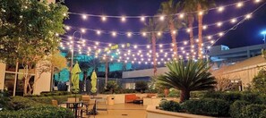 تناول الطعام بالخارج