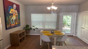 Dining - Valdosta Oasis: 2BR 2.5 BA near Down Town and VSU (Valdosta)