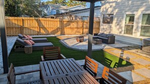 Outdoor dining - {Hidden Gem} Beach Home, Steps to Ocean, 6 Bikes. Complete Kit for the beach (Jacksonville Beach)
