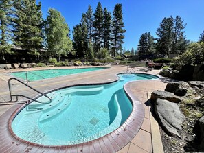 Piscina all'aperto, una piscina riscaldata