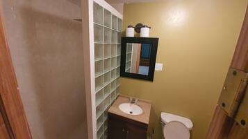 Suihku, hiustenkuivaaja, pyyhkeet, vessapaperi