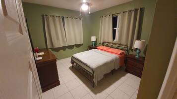 2 makuuhuonetta, silitysrauta/-lauta, ilmainen Wi-Fi, vuodevaatteet