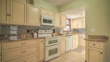 Fridge, microwave, stovetop, dishwasher