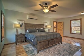 4 bedrooms, desk, Internet, bed sheets - Caryville Home w/ Dock, Steps to Norris Lake! (Caryville)