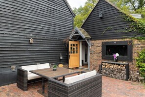 Outdoor dining - The Foxhole Stable (Hurstpierpoint)