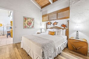 6 makuuhuonetta, työpöytä, silitysrauta/-lauta, vauvan matkasänky