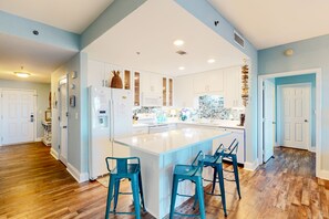 Fridge, microwave, oven, stovetop - Condo w/Shared Hot Tub and Pools, High-Speed Wifi, & Lake View - Close to Beach (Panama City Beach)