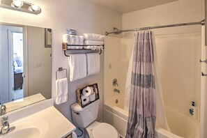 Kostenlose Toilettenartikel, Haartrockner, Handtücher