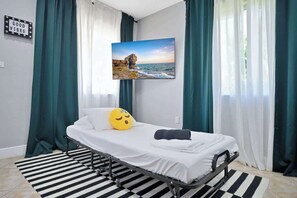 2 bedrooms, desk, iron/ironing board, WiFi