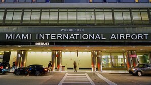 L’aéroport international de Miami, avec ses panneaux indiquant l’emplacement de Wilcox Field, son entrée abritée et son passage piétonnier.
