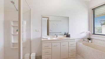 Ensemble douche/baignoire, sĂšche-cheveux, serviettes fournies, savon