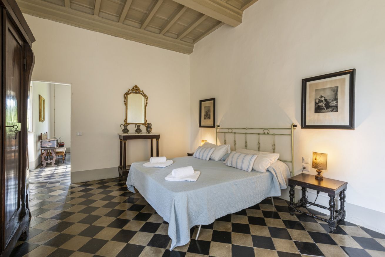 7 bedrooms, iron/ironing board, WiFi, bed sheets