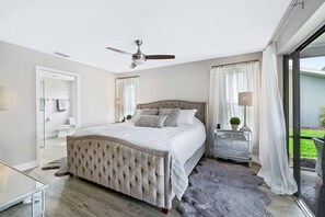 3 bedrooms, travel cot, free WiFi, bed sheets - Luxury Heated Pool Oasis on Canal • Dock, Lanai & Close to Beaches (Cape Coral)