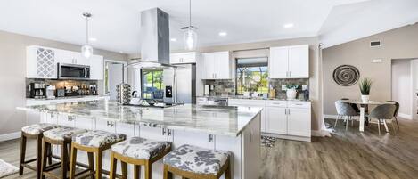 Frigorífico, microondas, horno y placa de cocina