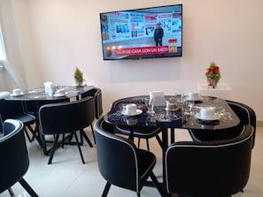 42-Zoll-Plasmafernseher mit Kabelempfang, Fernseher, Fußbodenheizung