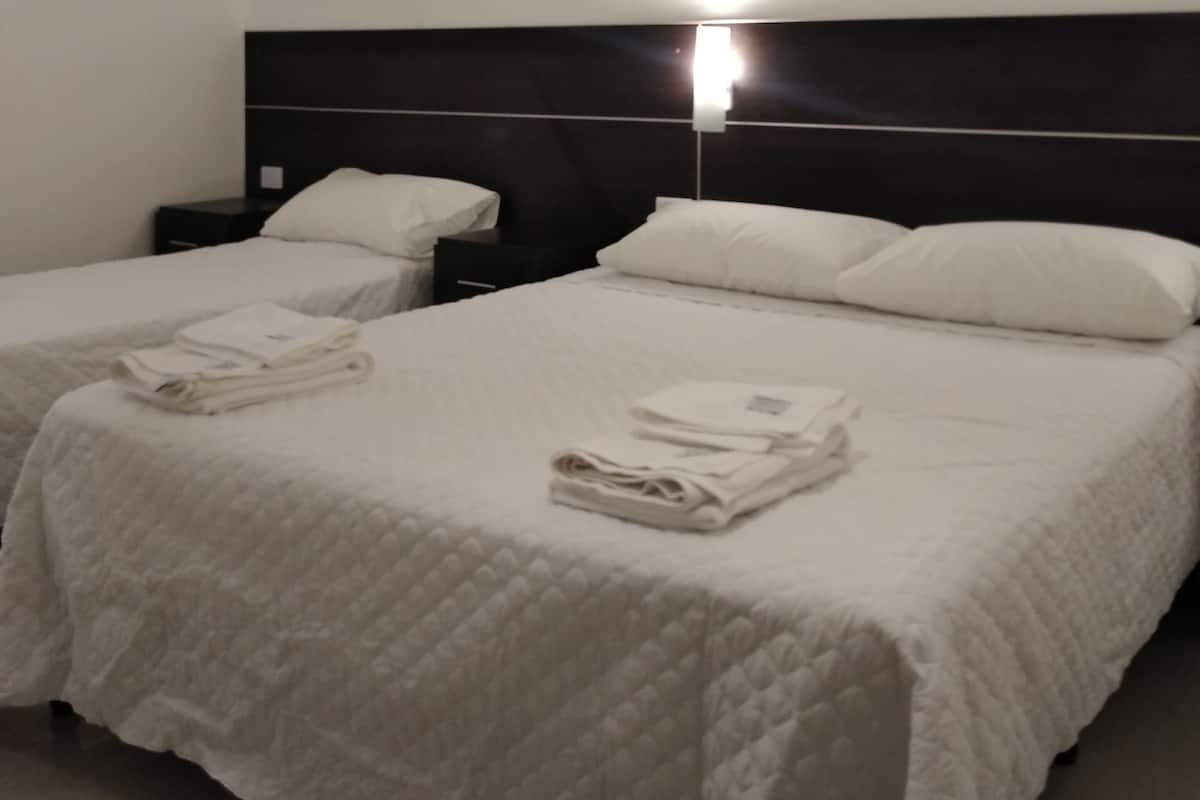 Standard-Dreibettzimmer | Hochwertige Bettwaren, Daunenbettdecken, Select-Comfort-Betten