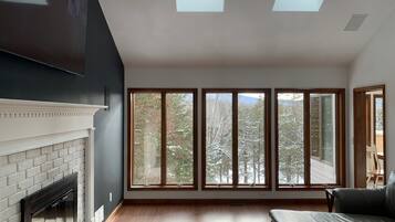 TV connectée, cheminée, console de jeux vidéo, baby-foot