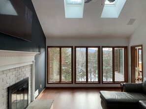 Smart TV, chimenea, consola de videojuegos y futbolito 