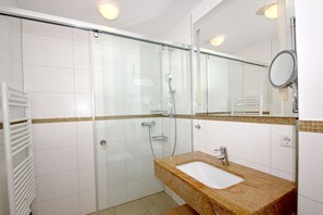 Shower, hair dryer - Beachfront apartment with terrace, use of swimming pool and sauna - Rex Rugia H-1010 - (Göhren)