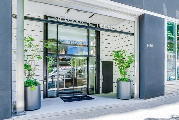 Exterior detail - 14th Floor Condo with Wifi & Shared Pool and Hot Tub - Amazing Location (Seattle)