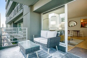 Terrace/patio - 14th Floor Condo with Wifi & Shared Pool and Hot Tub - Amazing Location (Seattle)