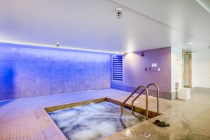 Spa - 14th Floor Condo with Wifi & Shared Pool and Hot Tub - Amazing Location (Seattle)