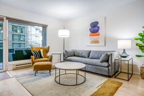 TV - 14th Floor Condo with Wifi & Shared Pool and Hot Tub - Amazing Location (Seattle)