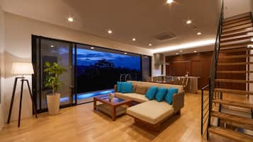 Villa Elite | Área de sala de estar | Televisión LCD de 50 pulgadas con canales digitales y televisión