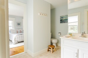 Duschwanne, Haartrockner, Handtücher, Seife