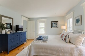 7 Schlafzimmer, Schreibtisch, Bügeleisen/Bügelbrett, Reisekinderbett