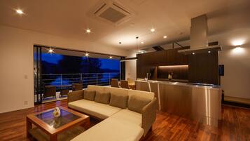 Villa Elite | Área de sala de estar | Televisión LCD de 50 pulgadas con canales digitales y televisión