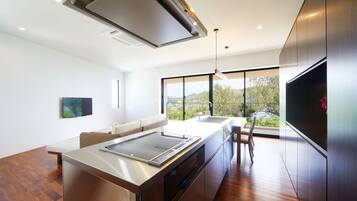 Villa Elite | Cocina privada | Refrigerador con congelador, microondas, parrilla de estufa y tostadora