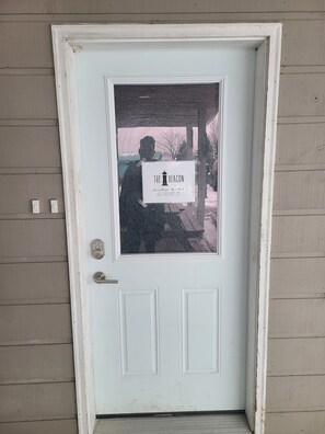 Exterior detail - Lovely Waterfront 4 Bedrooms + 2 Baths Penthouse 2500sqft in PEC! (Prince Edward)