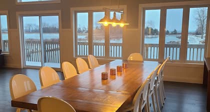 Lovely Waterfront 4 Bedrooms + 2 Baths Penthouse 2500sqft in PEC!