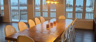 Lovely Waterfront 4 Bedrooms + 2 Baths Penthouse 2500sqft in PEC!