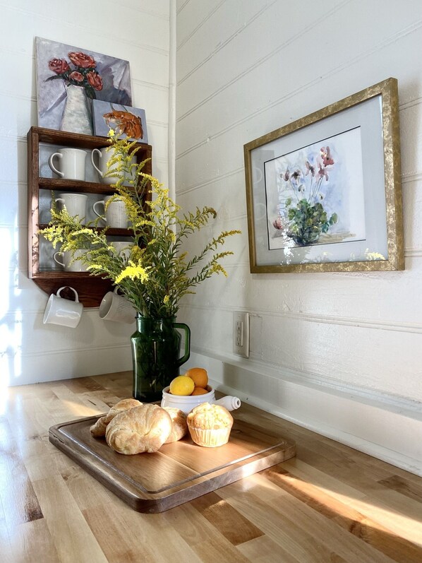 Interior - The Jones House: 5 min to VIR, historic 4-bedroom home (Milton)