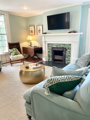 Smart TV - The Jones House: 5 min to VIR, historic 4-bedroom home (Milton)