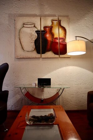 Villa Confort | Área de sala de estar | Smart TV de 40 pulgadas con canales digitales y televisión 