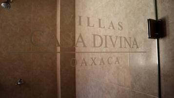 Een betegelde muur met de tekst "ILLAS CASA DIVINA OAXACA".