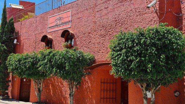 A red building with a sign reading "VILLAS CASA DIVINA".