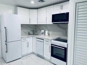 Frigorifero, microonde, forno, piano cottura