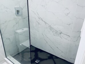 Duschwanne, Whirlpool, Haartrockner, Handtücher